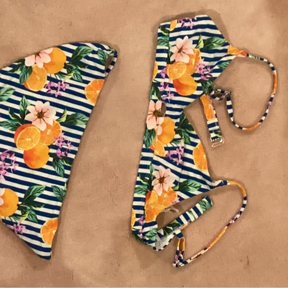 Bikini - Picture 2 of 2